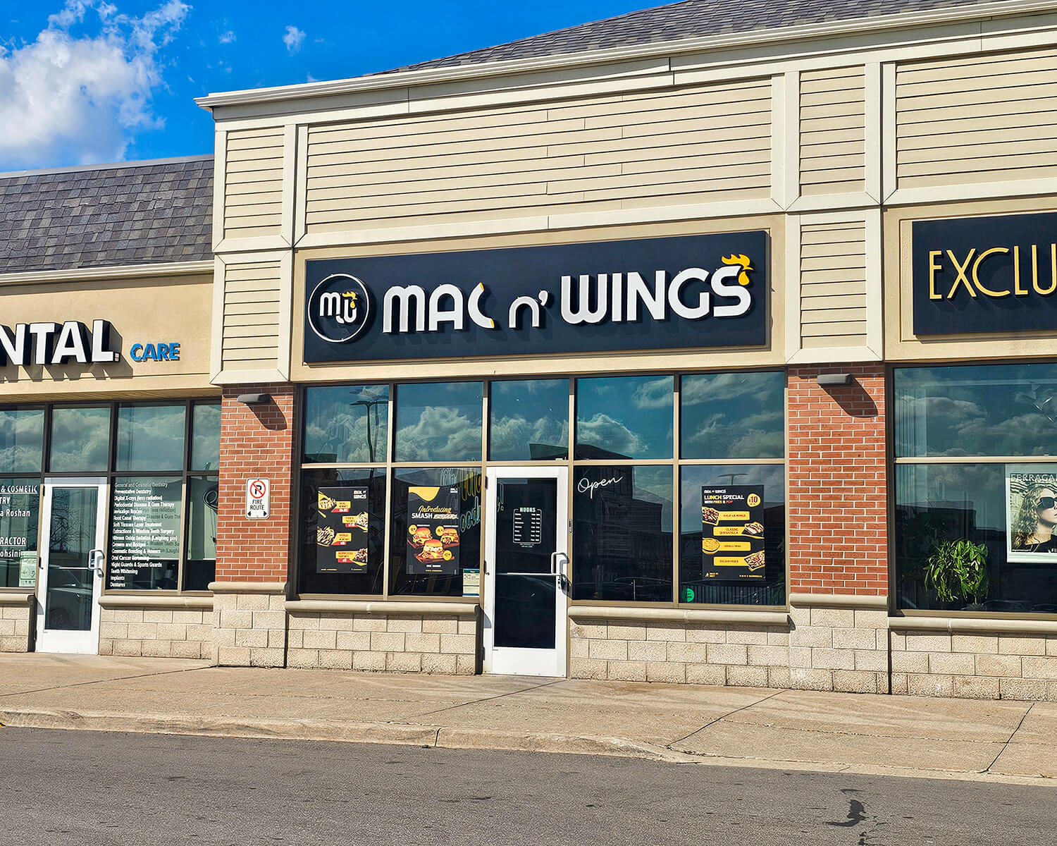The exterior of Mac n' Wings